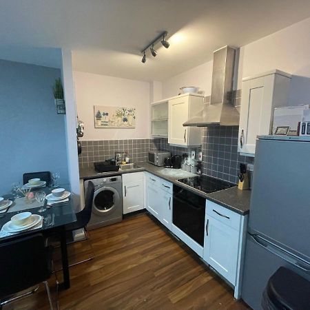 Seven Suites - Beautiful 2-Bed Apartment With Parking In Watford Central Dış mekan fotoğraf