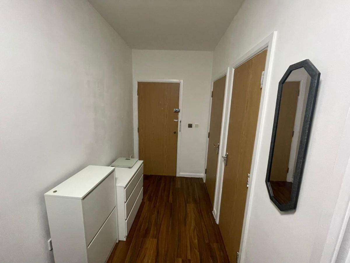 Seven Suites - Beautiful 2-Bed Apartment With Parking In Watford Central Dış mekan fotoğraf