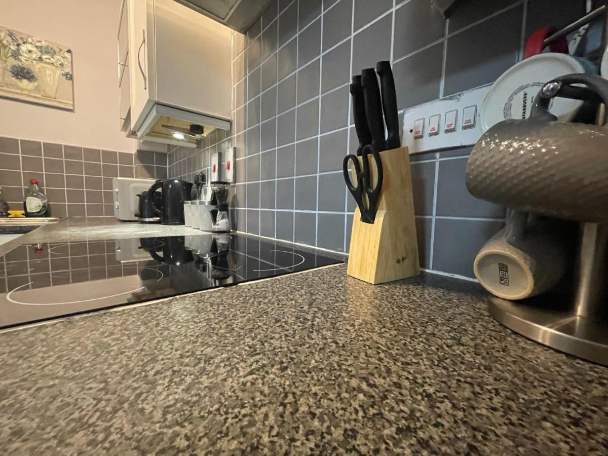 Seven Suites - Beautiful 2-Bed Apartment With Parking In Watford Central Dış mekan fotoğraf