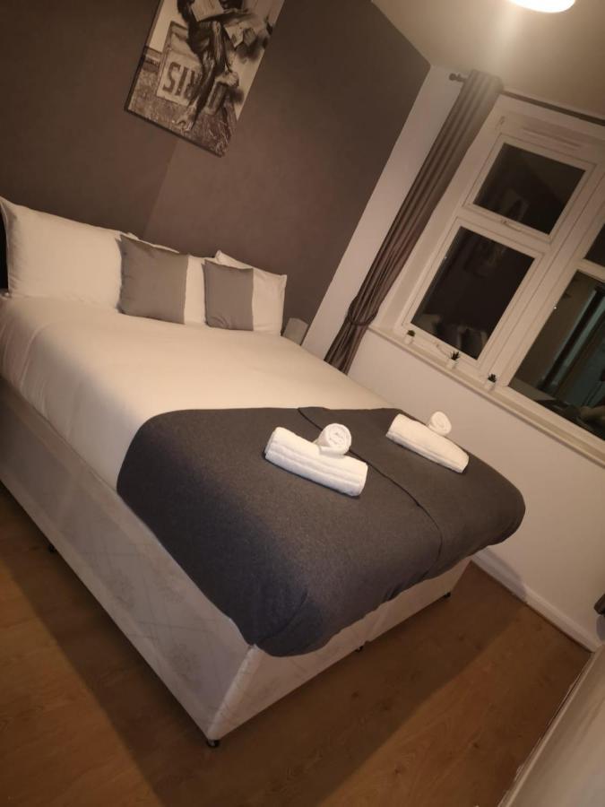 Seven Suites - Beautiful 2-Bed Apartment With Parking In Watford Central Dış mekan fotoğraf