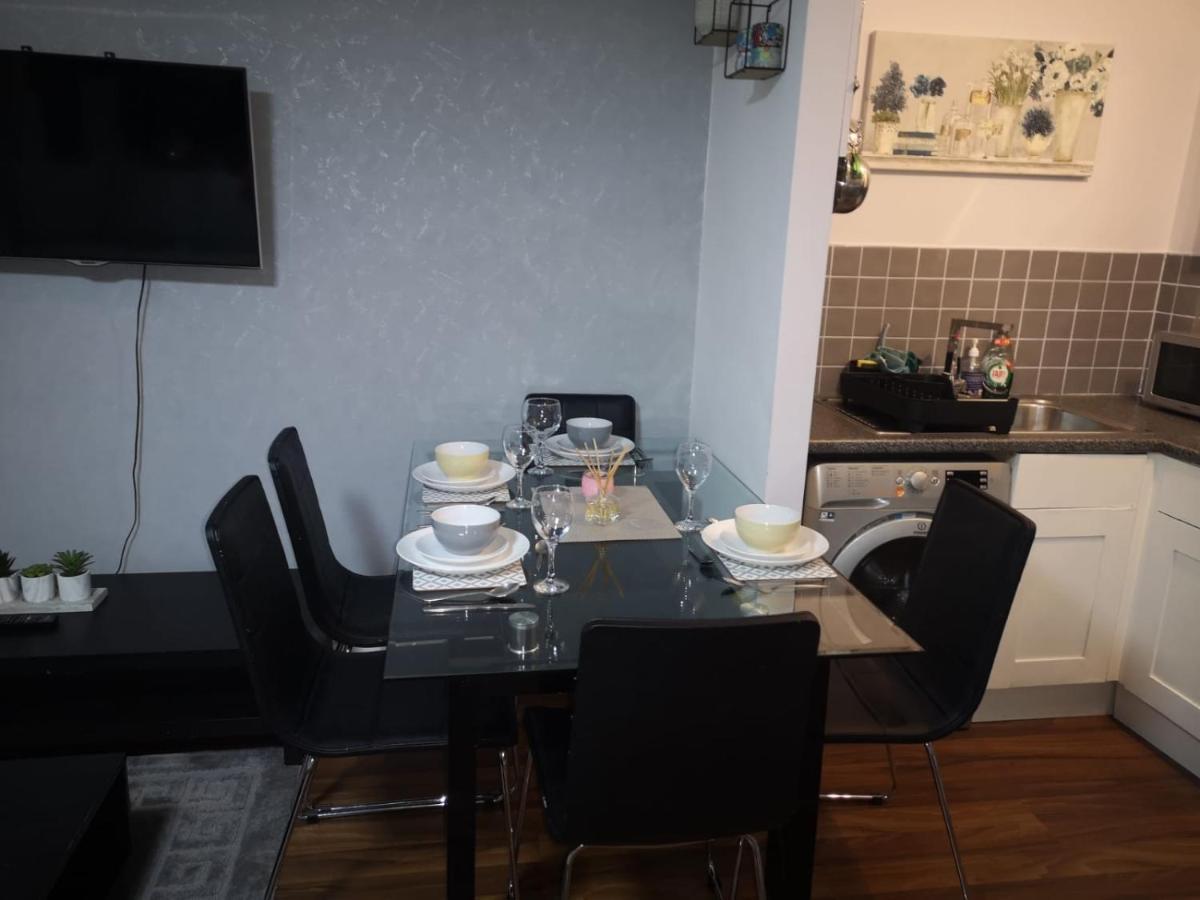 Seven Suites - Beautiful 2-Bed Apartment With Parking In Watford Central Dış mekan fotoğraf